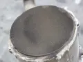 Filtr DPF, czyli co to jest? Widok z bliska na ceramiczny wkład filtra cząstek stałych z drobnymi kanalikami.