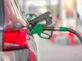 Tankowanie mojego Kia Ceed 1.6 CRDi. Zielona dysza dystrybutora paliwa wlewa diesla do baku.