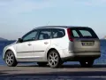 Srebrny Ford Focus MK2 1.6 benzyna na tle morza i skał.