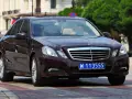Ciemnobrązowy Mercedes z tablicą W 113555, wskazującą na rejestracje dyplomatyczne.