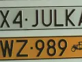Tablice rejestracyjne: X4-JULKA i WZ-989. Wz rejestracja z numerem 989 i symbolem pojazdu.