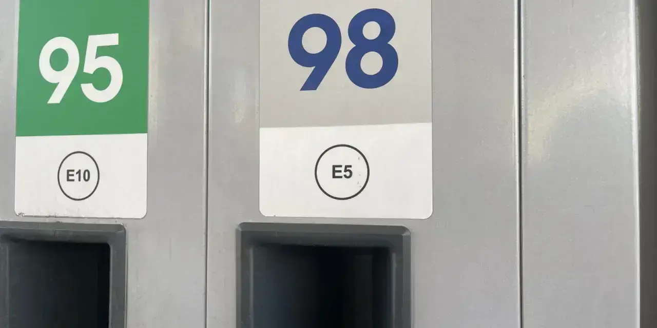 Dwa dystrybutory paliwa: z zieloną etykietą "95 E10" i szarą "98 E5". Wybór benzyny.