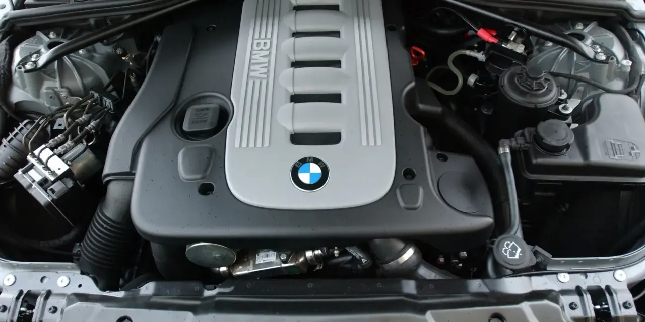 Silnik BMW m57 z widocznym logo marki.