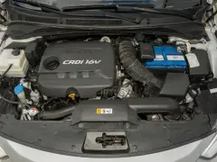 Silnik CRDi 16V w Kia Sportage 1.7 CRDi, z widocznym akumulatorem i elementami układu dolotowego.