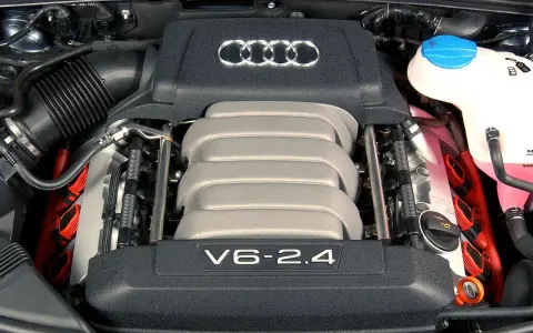 Silnik V6 2.4 benzyna z Audi A6 C6. Widoczne cewki zapłonowe i zbiornik płynu chłodniczego.