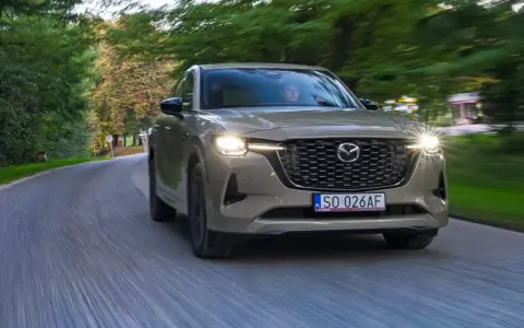 Mazda CX-60 3.3 diesel na krętej drodze wśród zieleni.