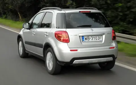 Srebrny Suzuki SX4 1.6 benzyna w ruchu drogowym, widok z tyłu.