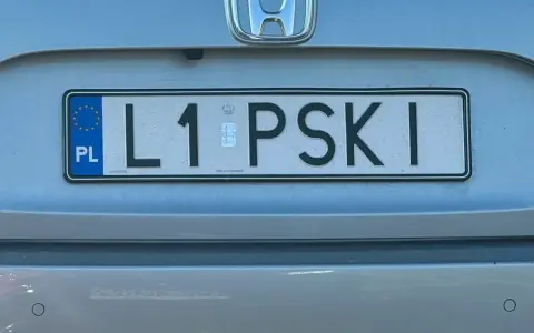 Rejestracja lu L1 PSKI na tylnej klapie Hondy.
