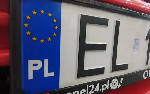 Nowe tablice rejestracyjne z symbolem Unii Europejskiej i oznaczeniem PL. Litery EL i cyfry na białym tle.