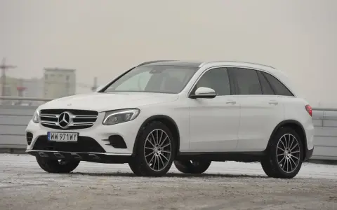 Biały Mercedes GLC 220d na tle miejskiego krajobrazu, gotowy na zimowe wyzwania.