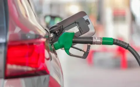 Tankowanie mojego Kia Ceed 1.6 CRDi. Zielona dysza dystrybutora paliwa wlewa diesla do baku.