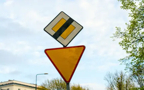 Znak "ustąp pierwszeństwa" i znak "koniec drogi z pierwszeństwem" informują o skrzyżowaniu z drogą podporządkowaną.