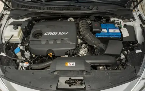 Silnik CRDi 16V w Kia Sportage 1.7 CRDi, z widocznym akumulatorem i elementami układu dolotowego.