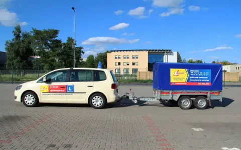 Samochód nauki jazdy z przyczepą, idealny do nauki jazdy z kategorią B+E.