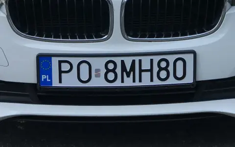 Białe BMW z tablicą rejestracyjną PO 8MH80.