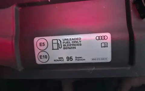 Naklejka z informacją o paliwie dla Audi A4 B6 2.0 benzyna: E5, E10, min. 95 oktanów.