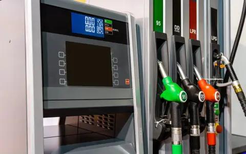 Dystrybutor paliw z wyświetlaczem DCI, oferujący 95, DD Euro, LPR i LPG. Dostępne różne rodzaje paliwa.