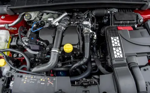 Silnik 1.5 dCi z widocznymi przewodami, turbosprężarką i filtrem powietrza.