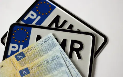 Dwa polskie dowody rejestracyjne i tablice z literami "NMR". Cały proces **cal rejestracja** jest tu widoczny.