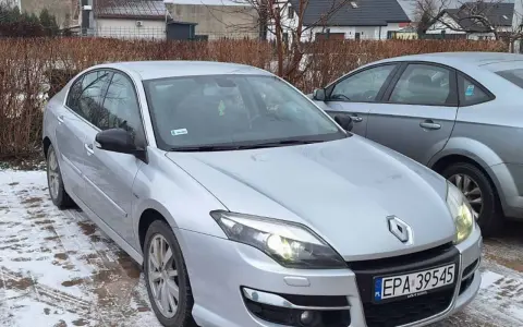 Srebrna laguna 3 2.0 dci na tle zimowego krajobrazu, z widocznym śniegiem na ziemi.