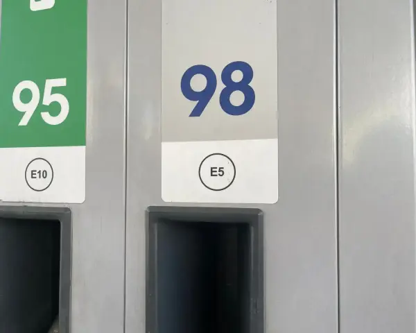 Dwa dystrybutory paliwa: z zieloną etykietą "95 E10" i szarą "98 E5". Wybór benzyny.