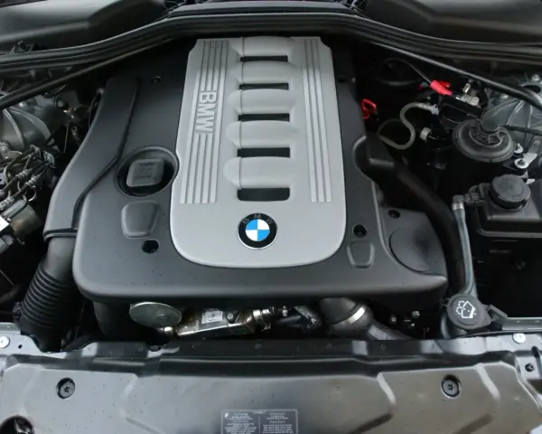Silnik BMW m57 z widocznym logo marki.