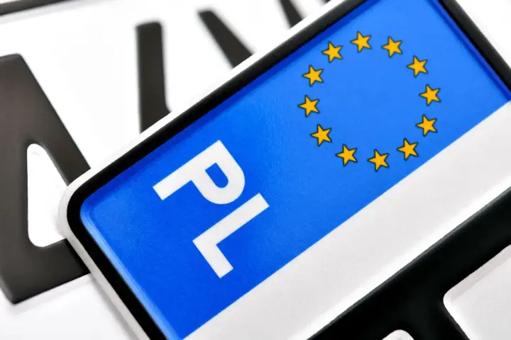 Tablice rejestracyjne PL z gwiazdkami UE. Zastanawiasz się, ile kosztuje własna rejestracja?