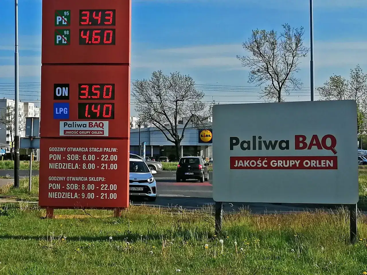 Cena LPG na tablicy informacyjnej stacji paliw BAQ wynosi 1.40. Obok widnieje cena ON 3.50.