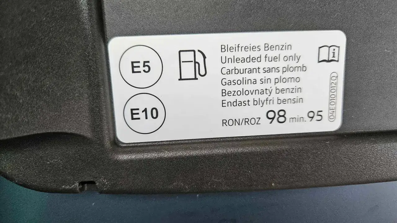 Naklejka informuje o dostępnych rodzajach paliwa: E5 i E10. Benzyna E10 jest dostępna z liczbą oktanową 95 lub 98.