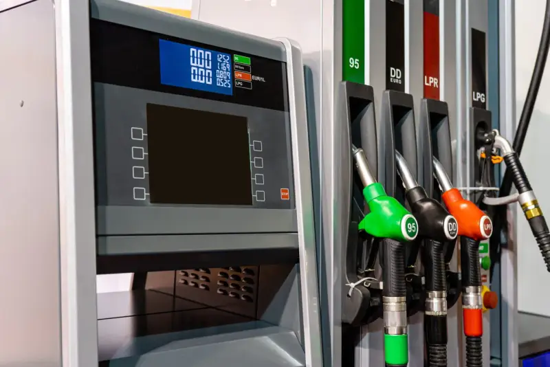 Dystrybutor paliw z wyświetlaczem DCI, oferujący 95, DD Euro, LPR i LPG. Dostępne różne rodzaje paliwa.